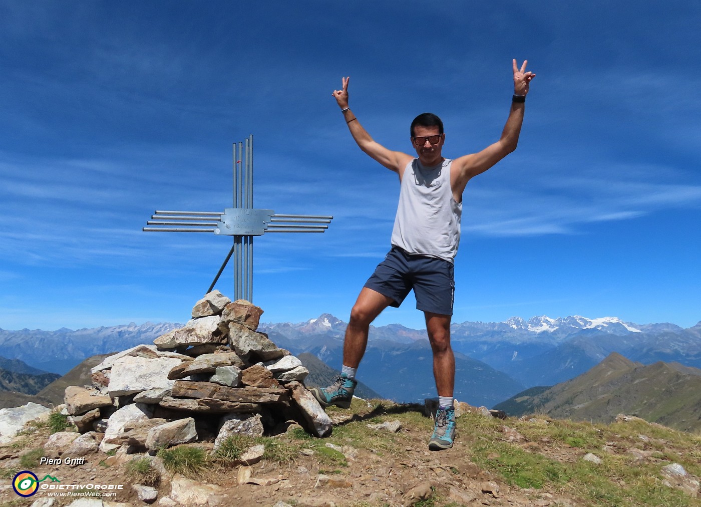 03 In vetta al Monte Masoni (2663 m) con vista verso le Alpi Retiche.JPG